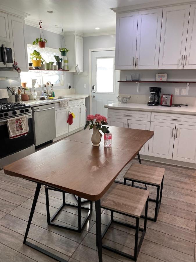 Private In Angeles La With Tv & Wifi & Ac & View Of Hollywood Sign & Private Fridge & Shared Kitchen!!! Séjour chez l'habitant Los Angeles