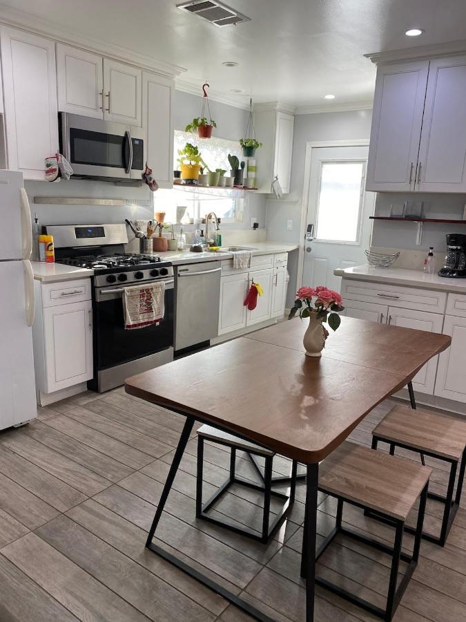 Private In Angeles La With Tv & Wifi & Ac & View Of Hollywood Sign & Private Fridge & Shared Kitchen!!! Los Angeles