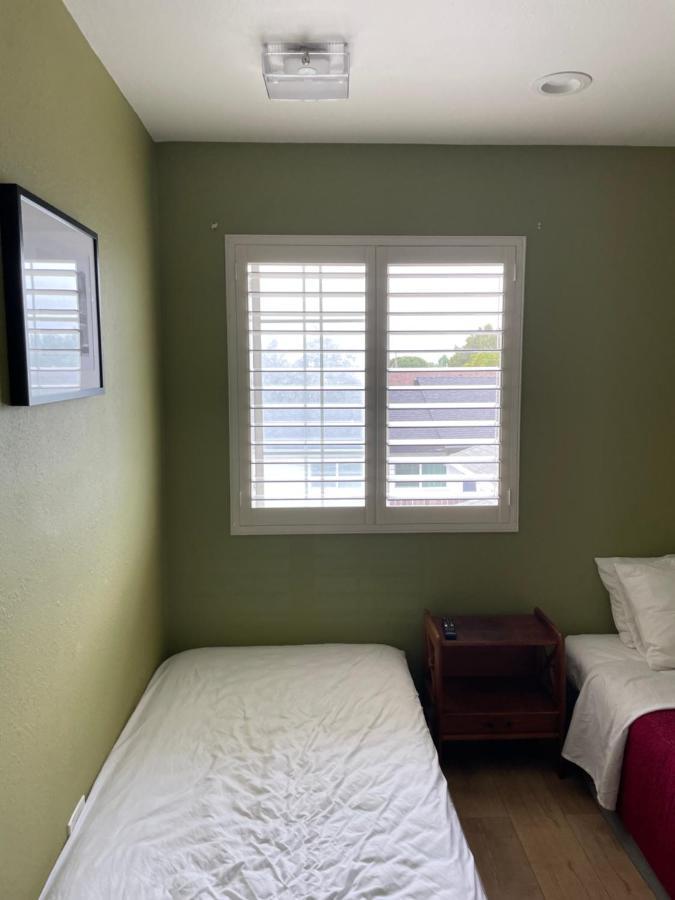 Private In Angeles La With Tv & Wifi & Ac & View Of Hollywood Sign & Private Fridge & Shared Kitchen!!!