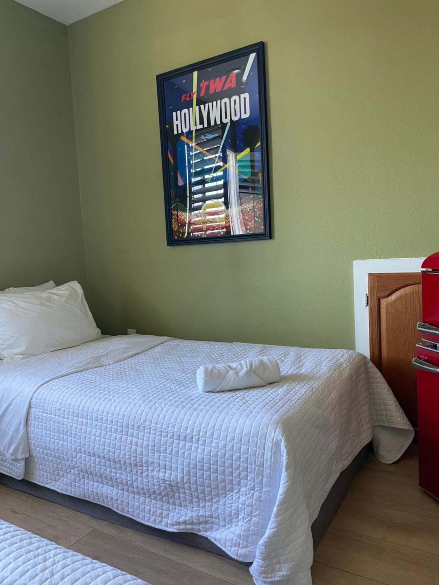 Private In Angeles La With Tv & Wifi & Ac & View Of Hollywood Sign & Private Fridge & Shared Kitchen!!! Los Angeles