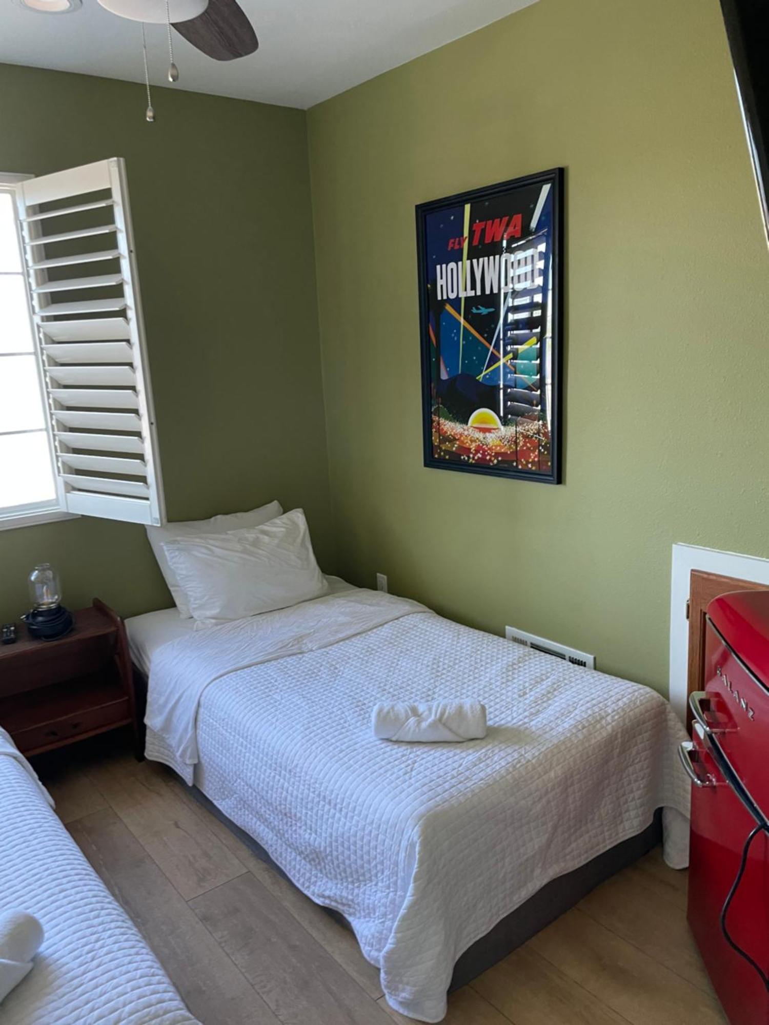 Private In Angeles La With Tv & Wifi & Ac & View Of Hollywood Sign & Private Fridge & Shared Kitchen!!!